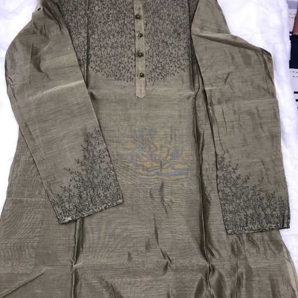 Beautiful embroidery detail kurta - Picture 7 of 7